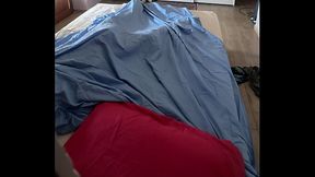 Si masturba sotto le lenzuola velocemente e intensamente e viene - orgasmo reale