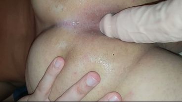 Ella me revienta el culo con el dildo hasta dejarmelo abierto