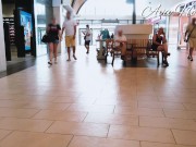 Espionnant une salope sans culotte dans une galerie marchande