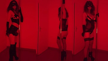 Miss Stripper mueve sus caderas al ritmo de hardsensual