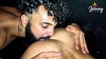 Liberando o cuzão pros amigos na foda a três na cabine do clube