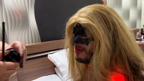 gordinha rabuda vestindo o amigo do seu pai de mulher, comendo seu cuzinho e humilhando muito a vadia