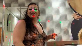 gordinha rabuda vestindo o amigo do seu pai de mulher, comendo seu cuzinho e humilhando muito a vadia