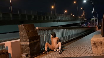 女装子まゆちゃんが橋の上でとうとう全裸になって開脚露出の横をトラックが通る