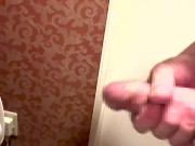 巨根な日本人男子が勃起したままおしっこする