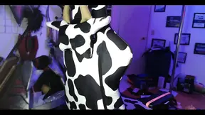 Cosplay babe shows off her spicy ass and pussy live