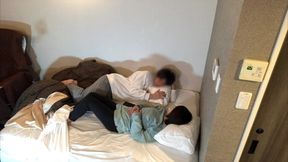 バイトの先輩と浮気中に彼氏から電話が掛かってきて「今何してるの？」と電話がきて焦る女子大◯生