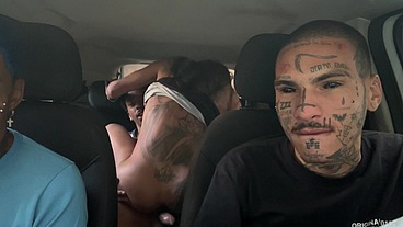 Quem é que não gosta de fazer um sexo gostoso no carro ainda mais entre amigos