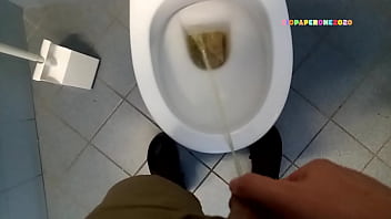 Ziopaperone2020 - SHORTS - I piss in a public toilet