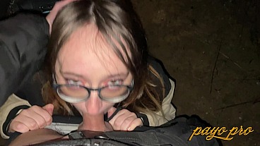 Chica timida se traga polla al aire libre - Emejota Payo Pro