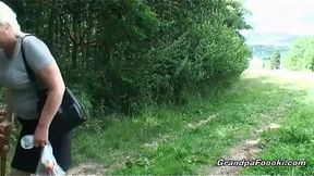 Mature slut piss and gives head