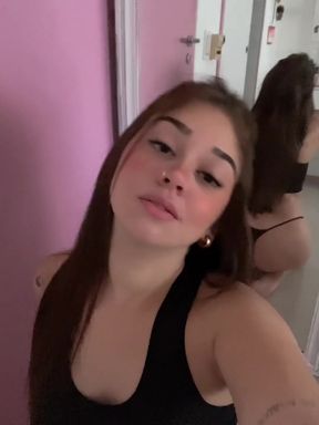 Teen onlyfan shows off her tits