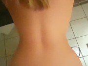 COGIENDO EN EL BAÑO DEL ANTRO NOS CACHAN POR SUS GEMIDOS