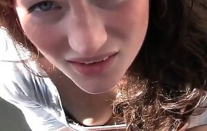 Deutsche Amateur-Studenten spritzen sich ins Gesicht