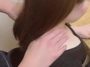 彼女の肩揉みしてたら隙間から見える巨乳に我慢できなくなって触りまくる-日本人/素人カップル/巨乳/美乳/個人撮影