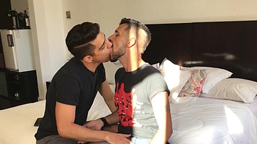 ME LLENÓ LA BOCA DE LECHE CALIENTE!! Y SENTI AU VERGA TWINK
