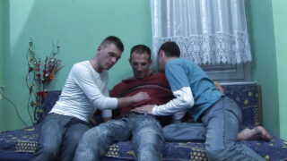 Masturbacja ręczna, trójka, bez gumy – gejowskie dziwki ruchane w dupę