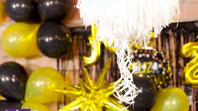 Año nuevo 2025 - Mi jefa me invita a su casa y me comparte su coño junto a su esposo