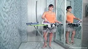 Masturbates After Doing Some Ironing With Ellariya Rose