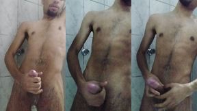 novinho gostoso batendo punheta no banho e gozando