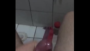 Punheta no banheiro