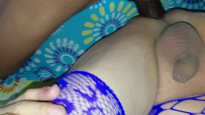 hombre de color con una gigantesca y gruesa vergota folla a maduro crossdresser en lenceria morada y se excita y acaba dentro de su culo llenandolo de su leche
