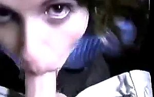 Salope debutante taille une felation dans un parking