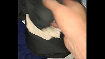 Hijastra deja su ropa sucia en el ba&ntilde_o