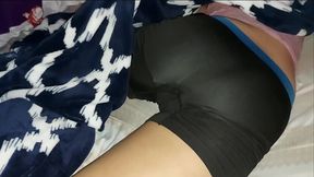 mi vecina esta tomando una siesta en shorts corto la toco y terminamos follando