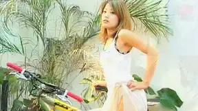 Muñeca Japonesa con Culo Grande Posando para una Sesión Glez