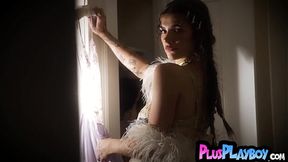 Big natural tits teen enjoys hot posing and showed big tits and big ass