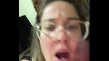 Casada fazendo boquete gostoso no cuckold. (POV) 1/2