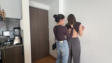Lesbianas follando contra la pared
