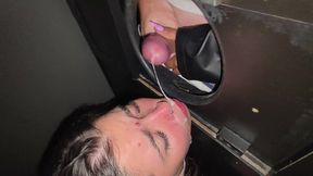 a safada queria rola no gloryhole e ganhou duas rolas e uma gozada na cara - nicky valente