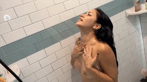 Sexy Sudsy Solo Hair Washing Fun With Sushii Xhyvette (SD 720p WMV)