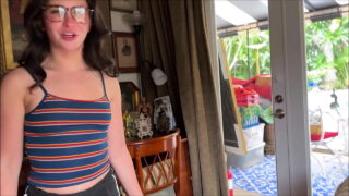 Alex Adams y Adam les dan duro a los culos apretados de Jane Wilde y Ada en una sesión caliente con el padrastro.