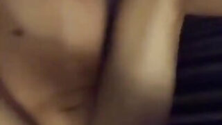 年轻的业余青少年同性恋第一次被猛操，巨大的阴茎深深插入肛门，射精满满