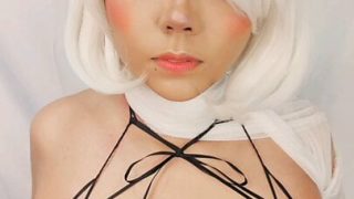 Il cosplayer di 2B di Nier: Automata si concede una scena intima