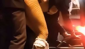 ma femme prise sur un parking