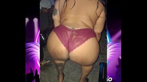 Corno pede a puta pra fazer striper ela acaba mamando pau