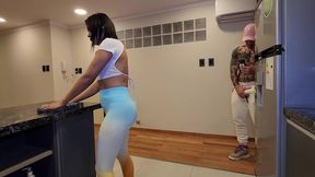 madrastra se aprovecha de mi ereccion, pide sexo anal