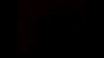 con Sandra a oscuras