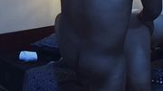 MILF madura tomando mi virginidad en una cama de hotel