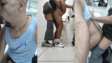 Machos fazendo troca troca no vestiário da academia