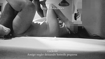 Interracial corno filma esposa branquinha e negão amigo deixando ela pequeninha debaixo Cuckold Sessions