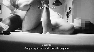 Interracial corno filma esposa branquinha e negão amigo deixando ela pequeninha debaixo Cuckold Sessions