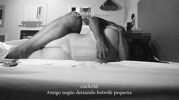 Interracial corno filma esposa branquinha e negão amigo deixando ela pequeninha debaixo Cuckold Sessions
