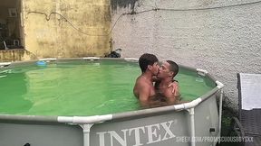 fui pego na maior sacanagem na piscina com meu namorado e meu amigo se uniu a nos e foi muito bom dividir e compartilhamos o prazer.