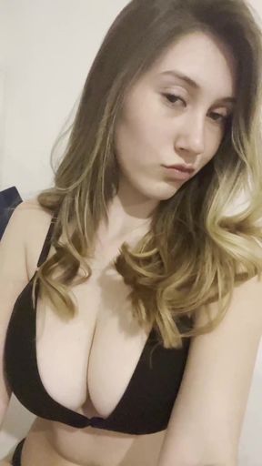 OnlyFans teen shows off her tits