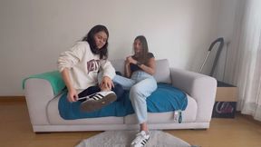 Dos mujeres haciendo lucha de pies